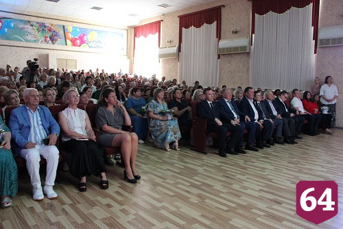 В Энгельсском доме-интернате поздравили сотрудников с профессиональными праздниками